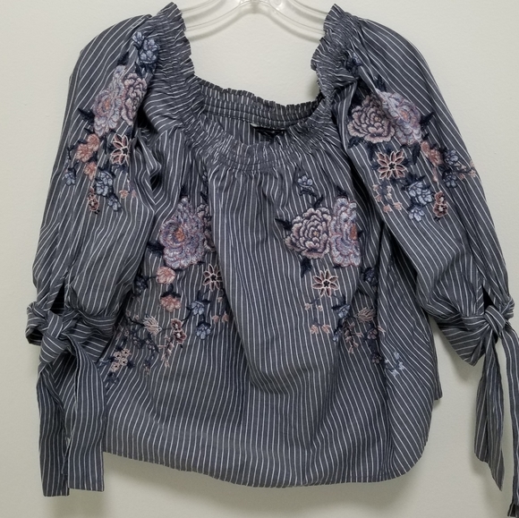 American Eagle Blue Embroidered Off The Shoulder Bow Sleeve Blouse Size Medium - Picture 2 of 9